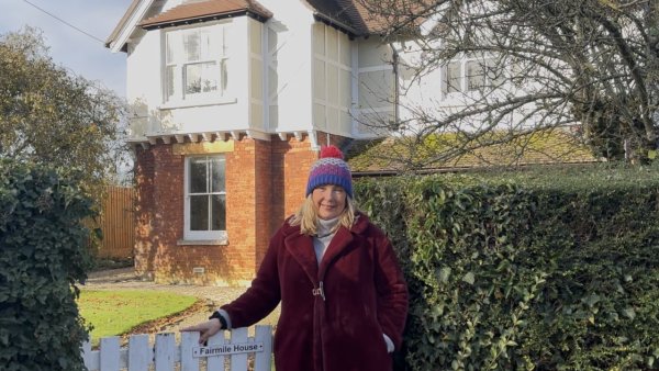 Latest Friends on Friday Video: 'Acting Cottages'